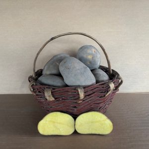 Patata agria gallega de carne amarilla en cesta, ideal para freír y tortillas