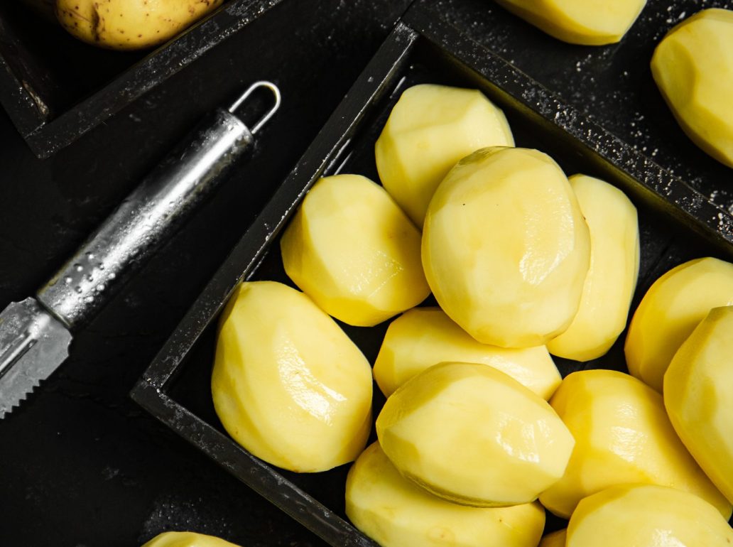 Patatas gallegas frescas y peladas, cultivadas en fincas familiares junto al río Limia, listas para cocinar.