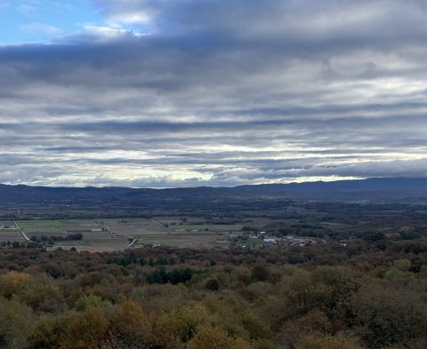 Vista panorámica de los campos agrícolas de Xinzo de Limia, Galicia, zona de cultivo de patata gallega Patagal, rodeada de montes y naturaleza.